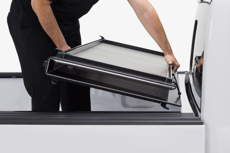 Accès à la housse TriFold de la série LOMAX Pro 2019+ Ram 1500 6 pi 4 po avec caisse standard Blk Diamond Mist (sans RamBox)