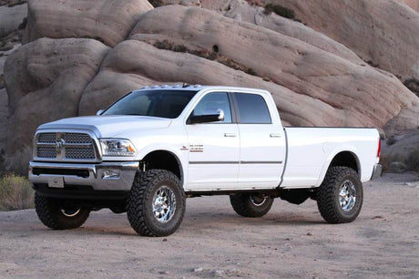 Fabtech 13-18 Ram 3500 4WD avec bras radiaux d'usine Système de base de 5 pouces avec amortisseurs DL