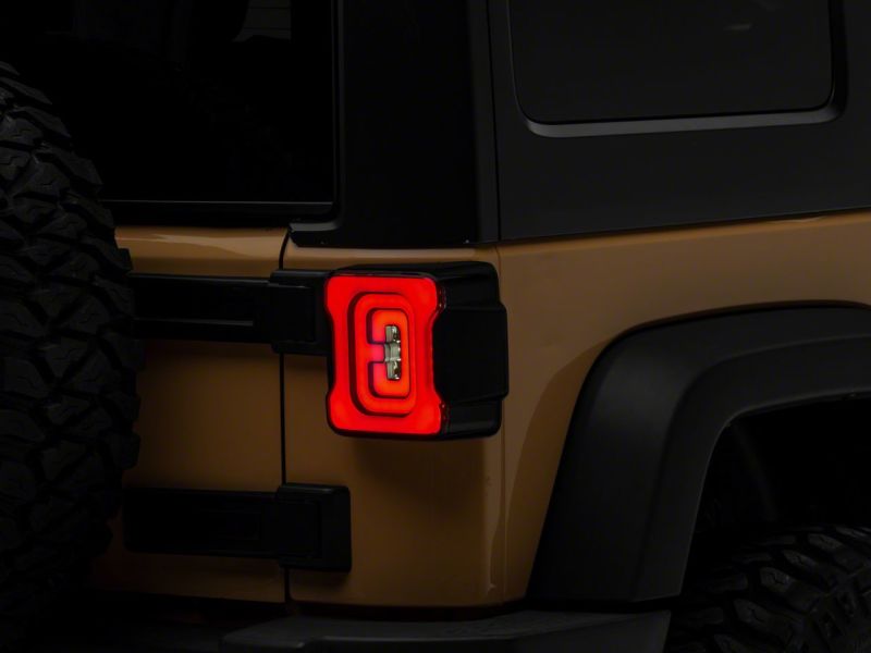 Feux arrière à LED Raxiom 07-18 Jeep Wrangler JK Axial Series - Boîtier noir (lentille fumée)