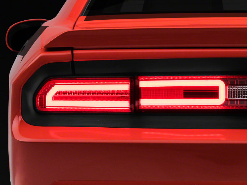 Feux arrière à LED Raxiom 08-14 Dodge Challenger - Boîtier chromé - Lentille rouge/transparente