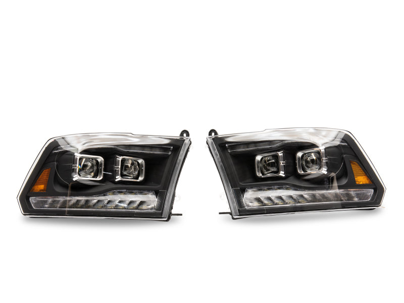 Phares de projecteur à LED Raxiom 09-18 RAM 1500 avec clignotants Switchback - Boîtier noir (lentille transparente)