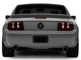 Feux arrière Raxiom 05-09 Ford Mustang Coyote - Boîtier noir (lentille fumée)