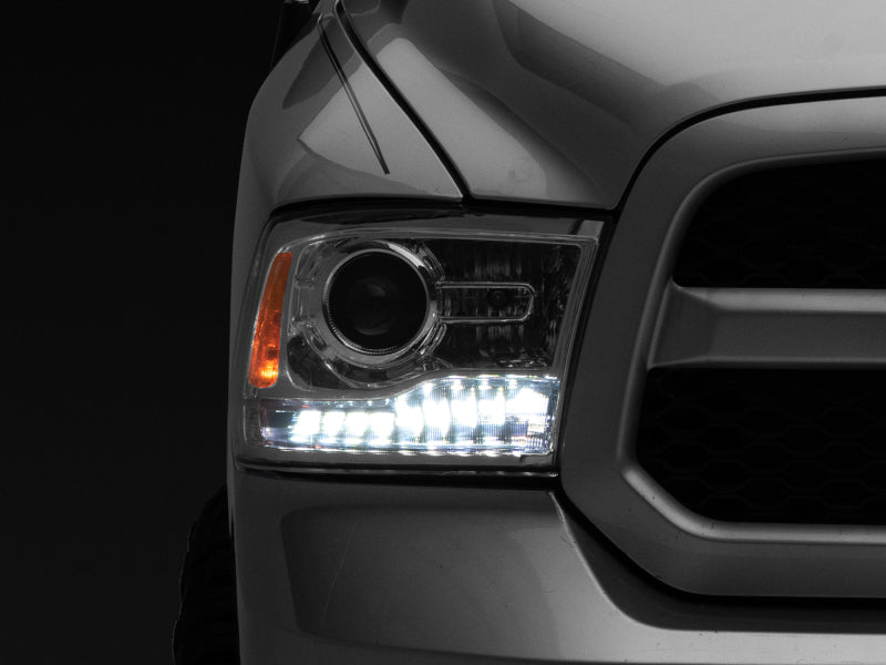 Phares à LED Raxiom 09-18 Dodge RAM 1500 Halo avec clignotants Swtchbck - Chrome Hsng (lentille transparente)