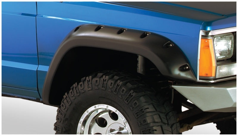 Bushwacker 84-01 Jeep Cherokee Cutout Style Flares 4 pièces pour utilitaire sport 2 portes uniquement - Noir