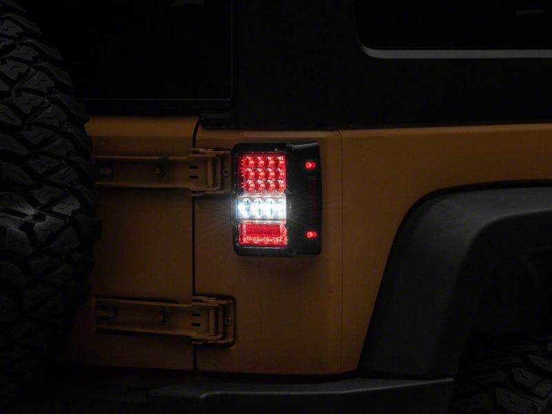 Feux arrière à LED Raxiom 07-18 Jeep Wrangler JK Axial Series Lux - Boîtier noir (lentille transparente)