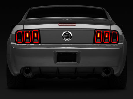 Feux arrière Raxiom 05-09 Ford Mustang Gen5 - Boîtier noir (lentille fumée)
