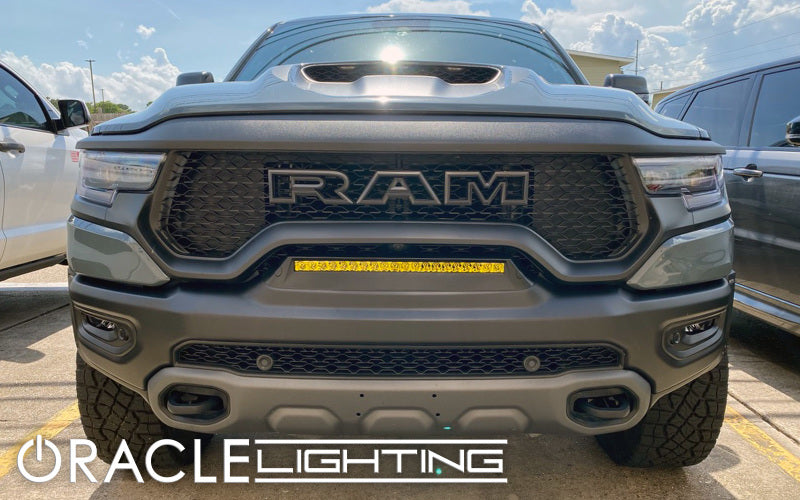 Système de barre lumineuse LED encastrée pour pare-chocs avant ORACLE Lighting 19-22 RAM Rebel/TRX - Jaune VOIR LA GARANTIE