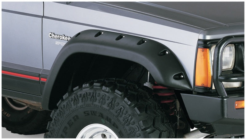 Bushwacker 84-01 Jeep Cherokee Cutout Style Flares 4 pièces Compatible uniquement avec les utilitaires sport à 4 portes - Noir