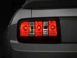 Feux arrière Raxiom 05-09 Ford Mustang Coyote - Boîtier noir (lentille fumée)