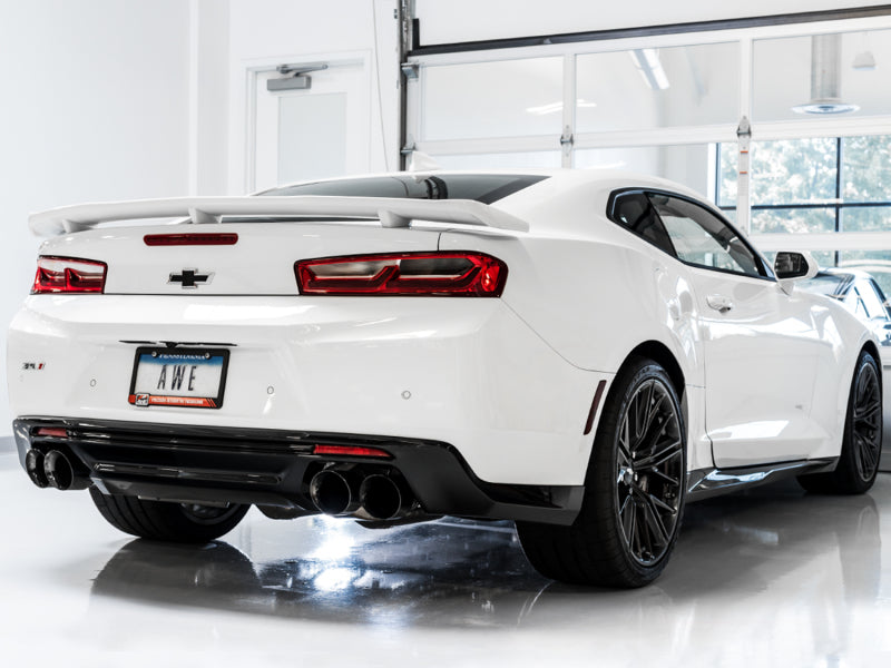AWE Tuning 16-19 Chevy Camaro SS Res Cat-Back Exhaust - Édition Touring (embouts noirs Quad Diamond)