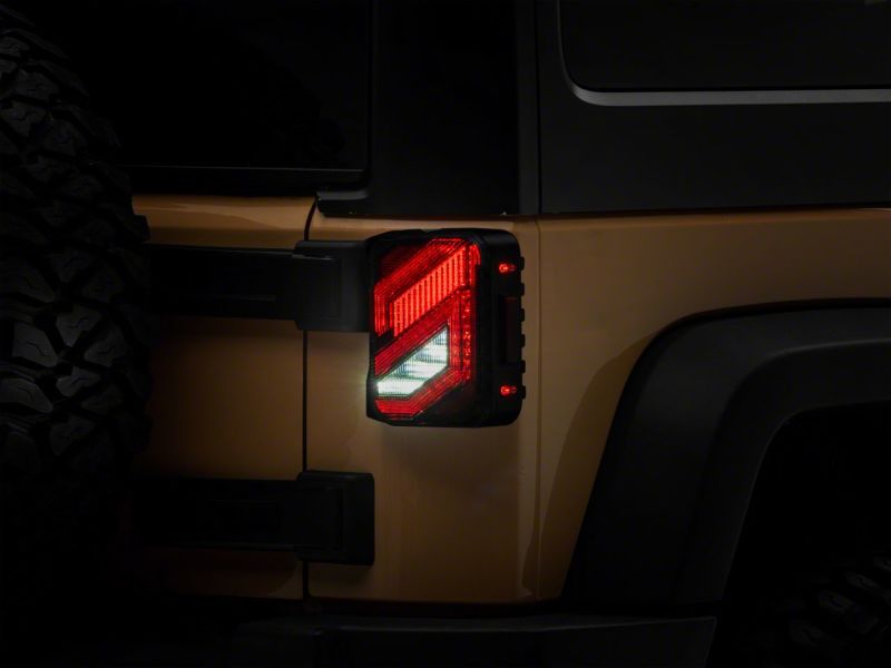Feux arrière à LED Raxiom 07-18 Jeep Wrangler JK Axial Series Trident - Boîtier noir (lentille transparente)