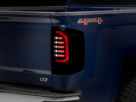 Feux arrière à LED Raxiom 14-18 Chevrolet Silverado 1500 Axial Series - Boîtier noir (lentille fumée)