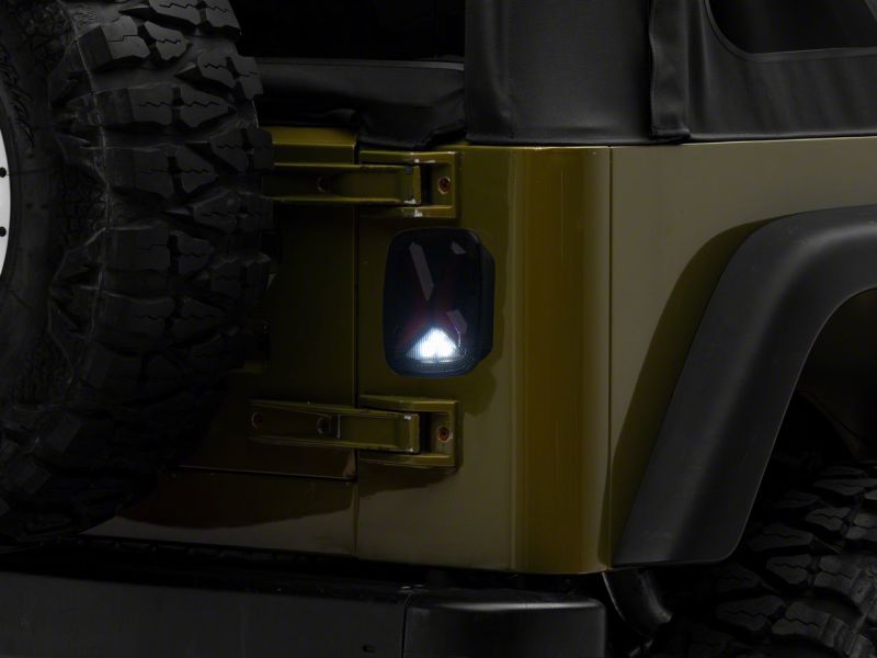 Feux arrière à LED Raxiom 76-06 Jeep CJ7 Wrangler YJ &amp; TJ Gladiator - Boîtier noir (lentille fumée)