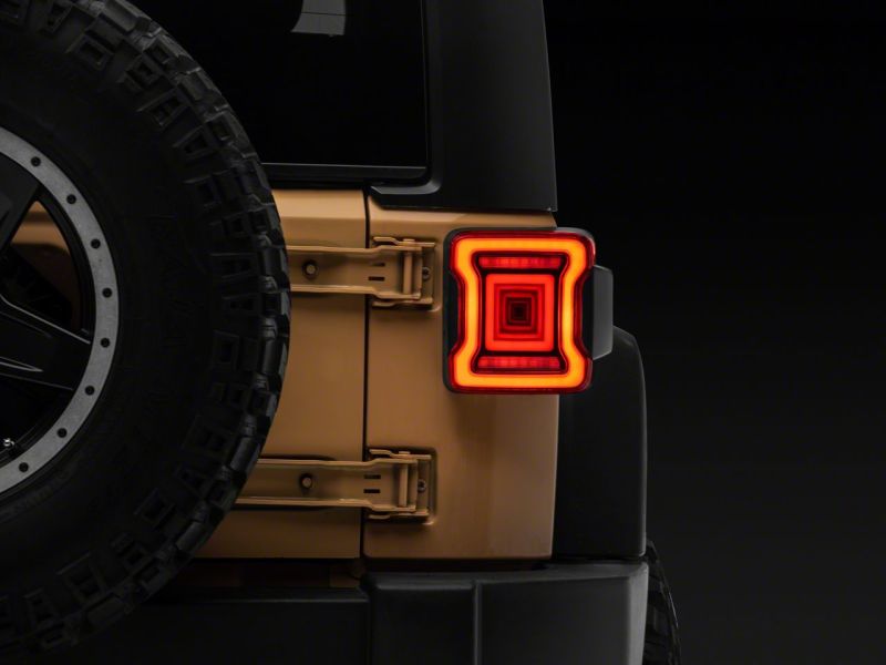 Feux arrière à LED Raxiom 07-18 Jeep Wrangler JK Axial Series JL Style - Boîtier noir - Lentille rouge