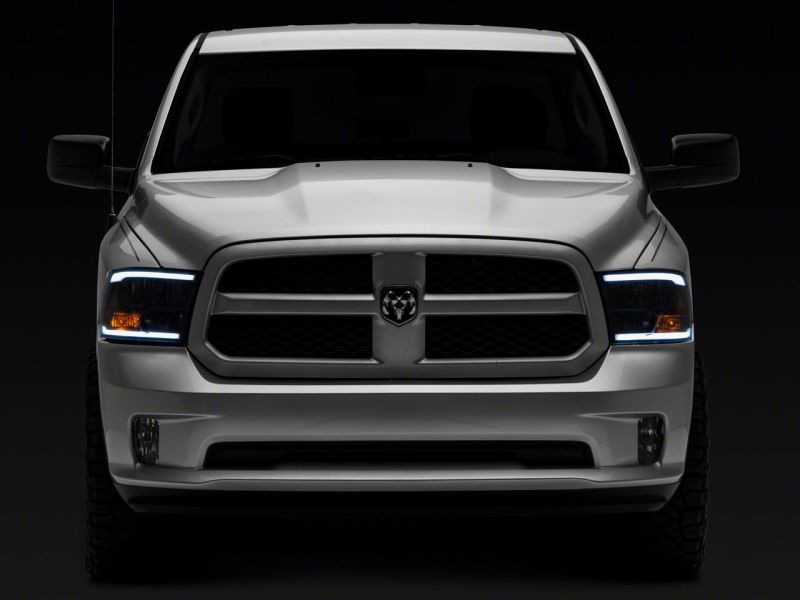 Phares Raxiom 09-18 Dodge RAM 1500/2500/3500 série axiale avec barre LED - boîtier noir (lentille transparente)