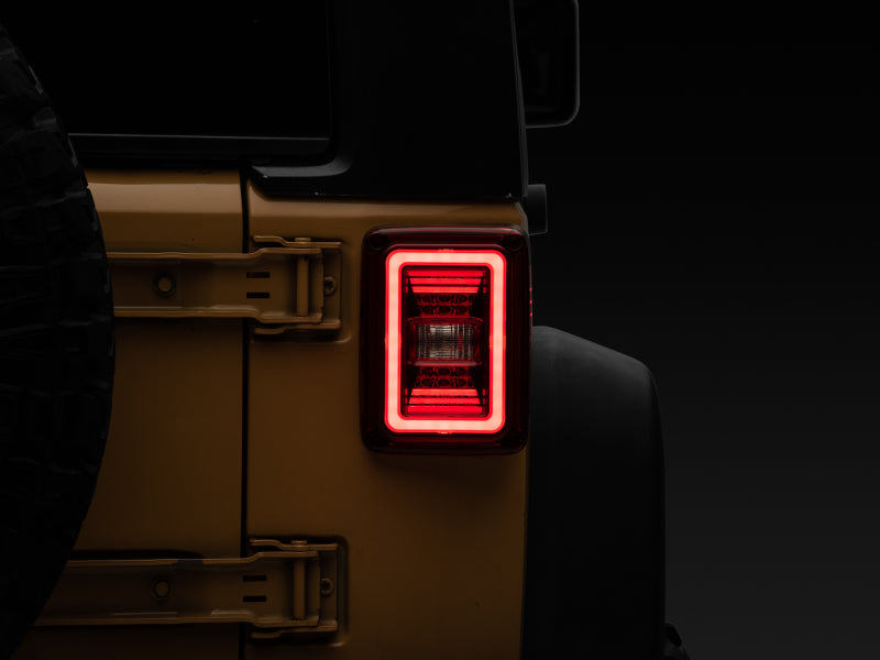 Feux arrière à LED Raxiom 07-18 Jeep Wrangler JK JL Style - Boîtier noir - Lentille rouge