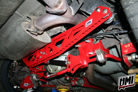 UMI Performance 82-02 GM F-Body Watts Link fabriqué en usine à l'arrière