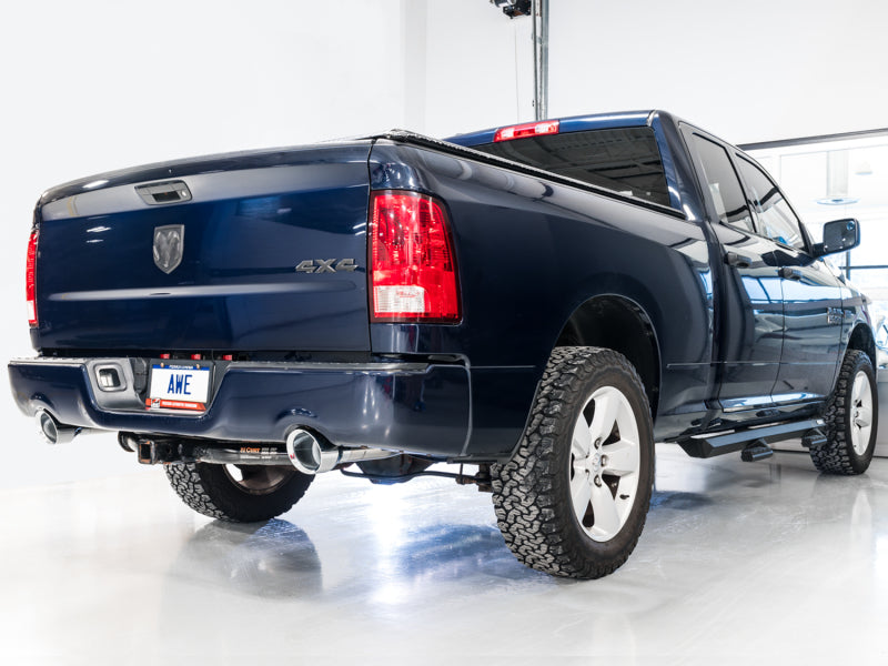 AWE Tuning 09-18 RAM 1500 5.7L (avec découpes) 0FG Échappement Cat-Back à double sortie arrière - Embouts chromés argentés