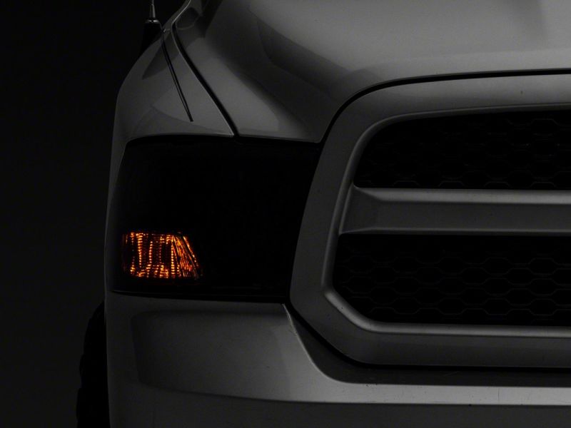 Phares OEM Raxiom 09-18 Dodge RAM 1500 Axial avec ampoule simple - Boîtier chromé (lentille fumée)