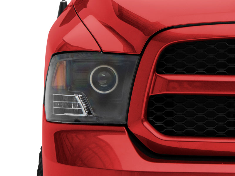 Phares de projecteur à LED Raxiom 09-18 RAM 1500 Super White Halo - Boîtier noir (lentille transparente)