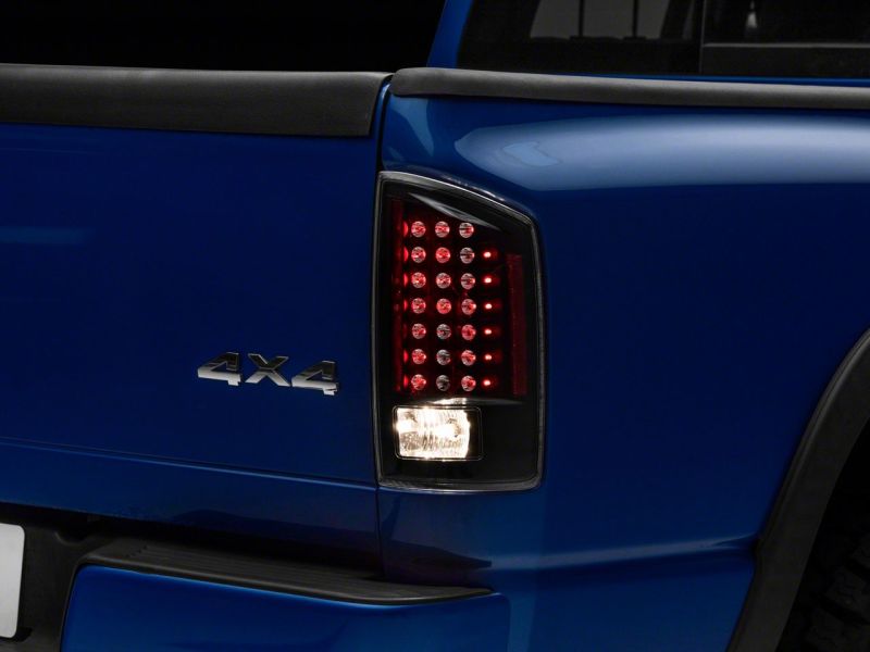 Feux arrière à LED Raxiom 07-08 Dodge RAM 1500 - Boîtier noir (lentille transparente)