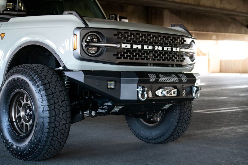 Pare-chocs avant DV8 Offroad 2021+ Ford Bronco compatible avec treuil avec pare-buffle en option/ouverture de lumière auxiliaire