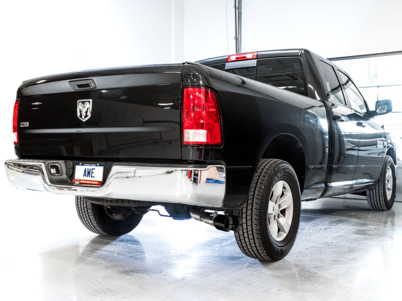 AWE Tuning 09-18 RAM 1500 5.7L (sans découpe) 0FG Échappement Cat-Back à sortie latérale unique - Embouts Diamond Blk