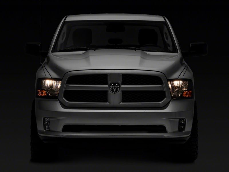 Phares OEM Raxiom 09-18 Dodge RAM 1500 Axial avec ampoule simple - Boîtier chromé (lentille fumée)