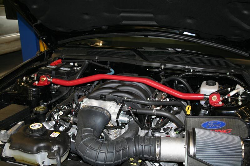 Renfort de tourelle de jambe de force avant UMI Performance 05-14 Ford Mustang GT