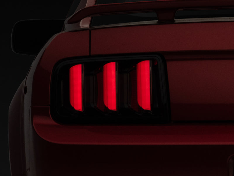 Feux arrière à LED Raxiom 05-09 Ford Mustang Vector V2 - Boîtier noir (lentille fumée)