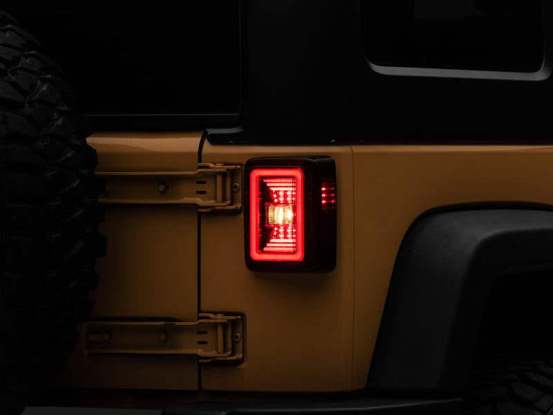 Feux arrière à LED Raxiom 07-18 Jeep Wrangler JK JL Style - Boîtier noir - Lentille rouge