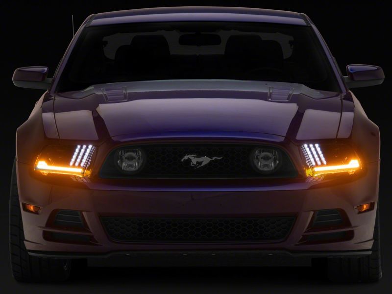Phares de projecteur à LED Raxiom 13-14 Ford Mustang SEQL, clignotants - Boîtier noir (lentille transparente)