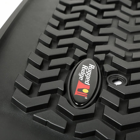 Revêtement de plancher avant Rugged Ridge noir pour Chevrolet / GMC Colorado / Canyon à cabine allongée 2015-2019