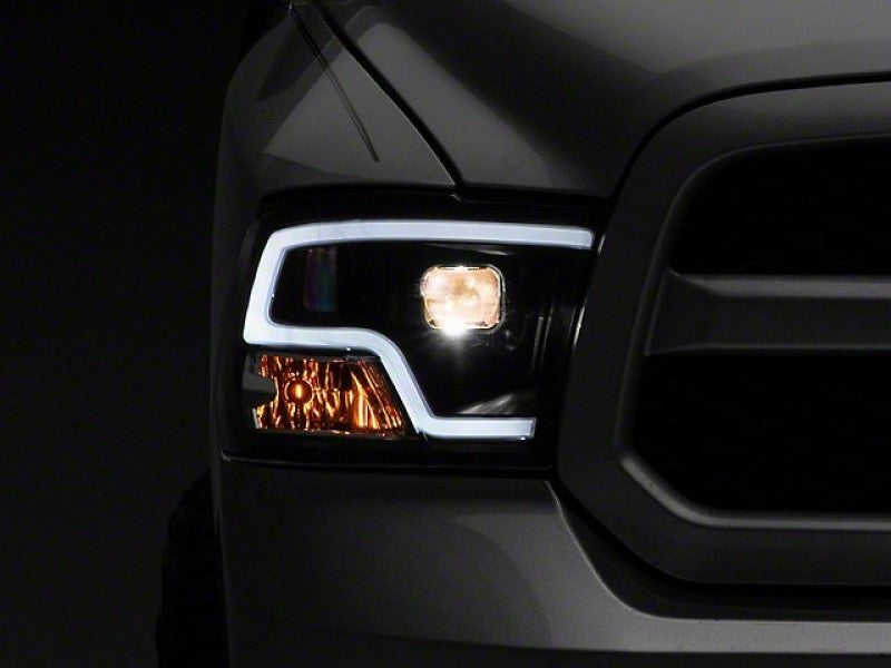 Phares de projecteur à LED Raxiom 09-18 RAM 1500 - Boîtier noir (lentille transparente)