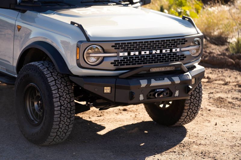 Pare-chocs avant DV8 Offroad 2021+ Ford Bronco compatible avec treuil avec pare-buffle en option/ouverture de lumière auxiliaire