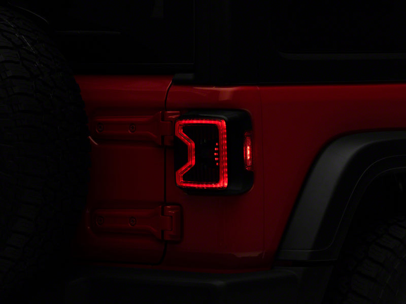 Feux arrière à LED Raxiom 18-23 Jeep Wrangler JL - Boîtier noir (lentille fumée)