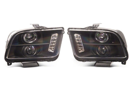Phares de projecteur à LED Raxiom 05-09 Ford Mustang à l'exclusion de la GT500 - Boîtier noir (lentille transparente)