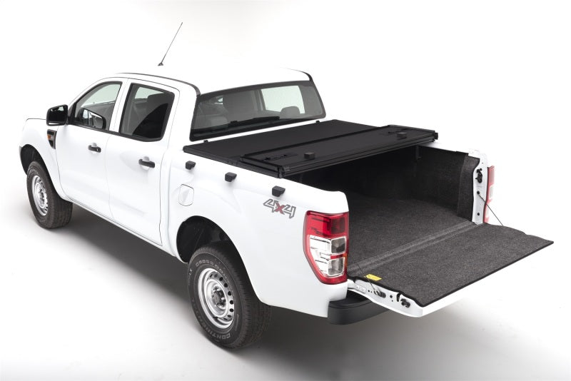 Extang 05-16 Nissan Frontier (lit de 5 pieds) (avec ou sans système de chenilles) (5 pieds) Solid Fold 2.0