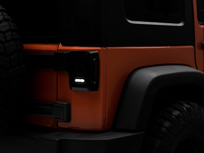 Feux arrière à LED Raxiom 07-18 Jeep Wrangler JK - Boîtier noir (lentille fumée)