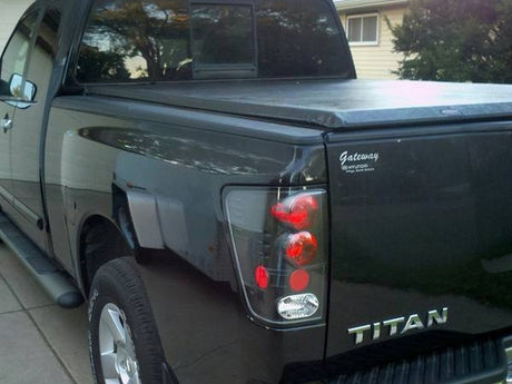 Feux arrière Spyder Nissan Titan 04-14 de style européen, noir ALT-YD-NTI04-BK