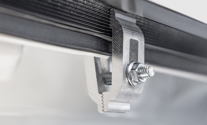 Housse de protection à trois volets LOMAX Access 15-19 Chevy / GMC pleine grandeur 1500 / 2500 / 3500 avec lit de 6 pi 6 po