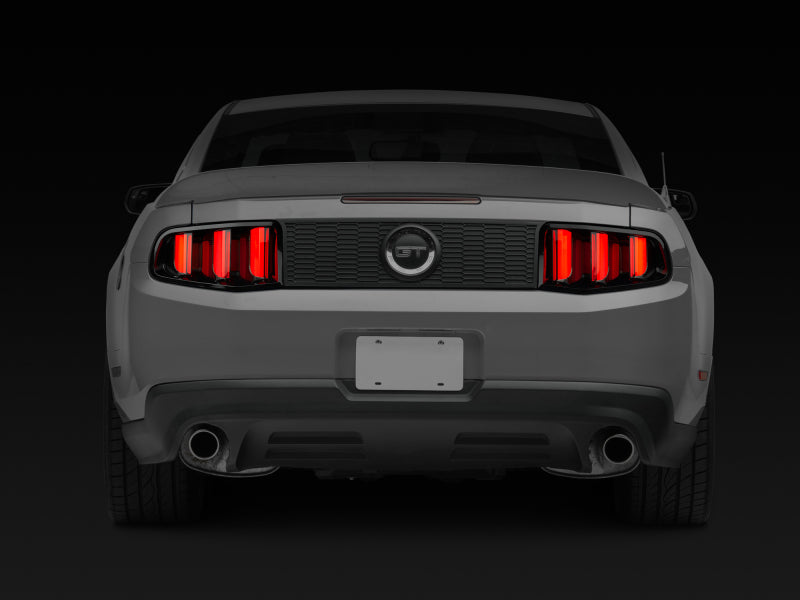 Feux arrière à LED Raxiom 10-12 Ford Mustang Vector V2 - Boîtier noir brillant (lentille transparente)