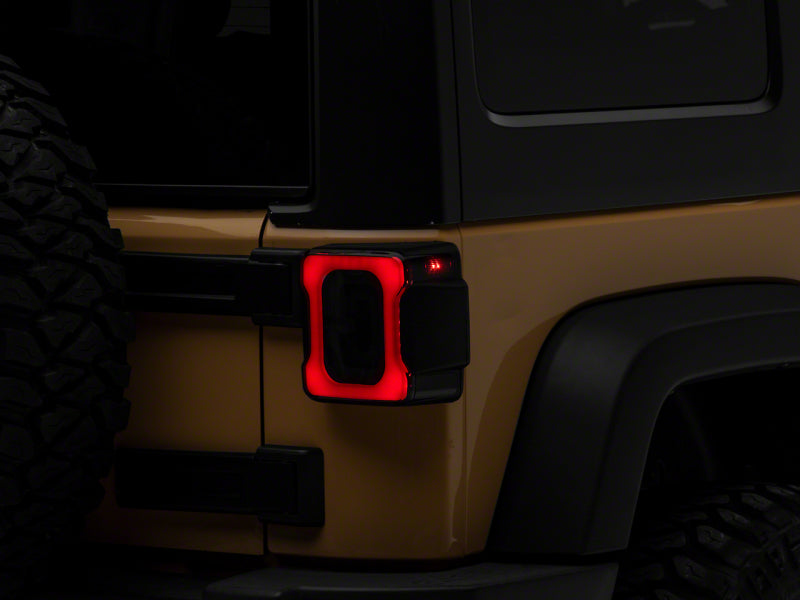 Feux arrière à LED Raxiom 07-18 Jeep Wrangler JK Axial Series - Boîtier noir (lentille fumée)