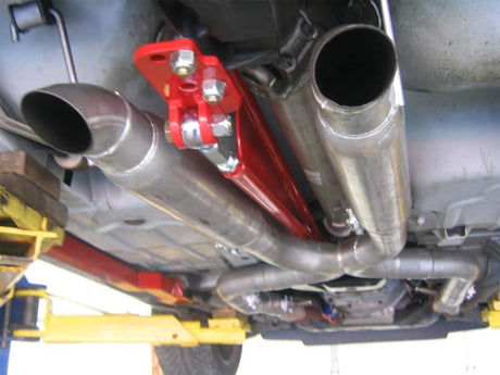 Bras de couple réglable monté sur la transmission GM F-Body UMI Performance 82-02