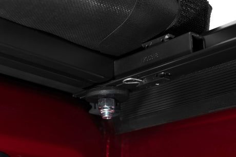 Couvre-caisse à roulettes basse Tonno Pro 22-23 pour Toyota Tundra (avec kit de serrage pour système de chenilles) de 6 pi 7 po