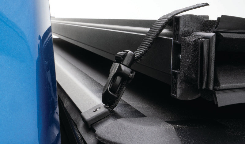 Couvre-caisse rigide pliable Lund 16-23 pour Toyota Tacoma (caisse de 5 pieds) - Noir