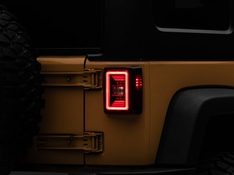 Feux arrière à LED Raxiom 07-18 Jeep Wrangler JK JL Style - Boîtier noir - Lentille rouge