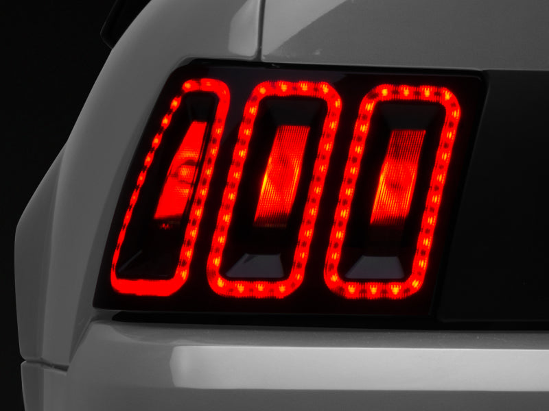 Feux arrière à LED Raxiom 99-04 Ford Mustang à l'exclusion des modèles 99-01 Cobra Icon - Boîtier noir (lentille fumée)