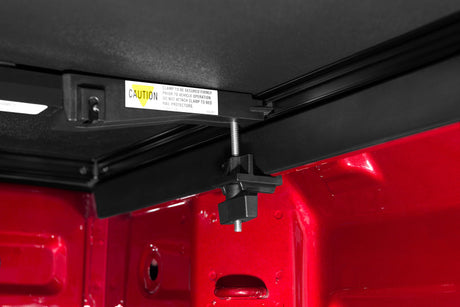 Couvre-caisse rigide pliable Lund 15-17 pour Chevy Colorado Fleetside (caisse de 6 pieds) - Noir