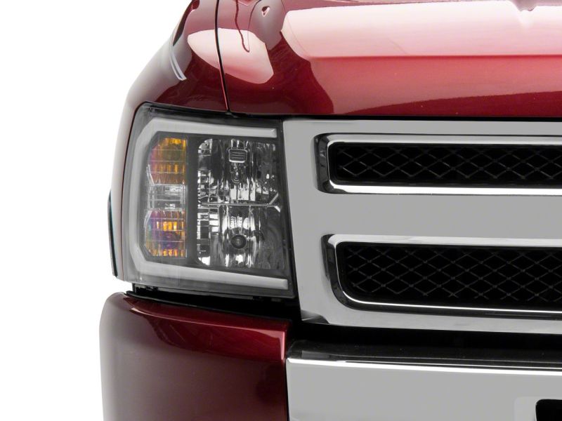 Phares Raxiom 07-13 Chevrolet Silverado 1500 série axiale avec barre LED - boîtier noir (lentille transparente)